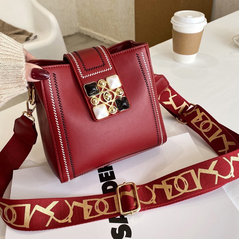 Vintage pearl bag - Retro Vintage Finds