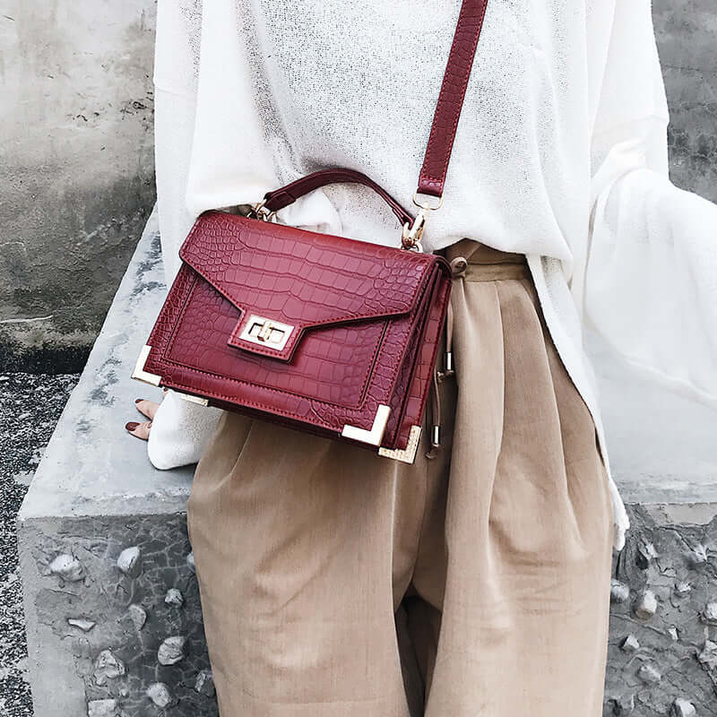 Retro style elegant vintage bag—timeless design meets classic charm. Add a touch of sophistication with Retro Vintage Finds!