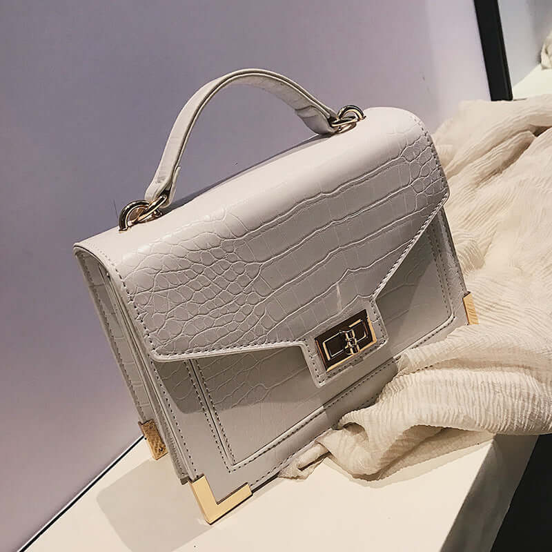 Retro style elegant vintage bag—timeless design meets classic charm. Add a touch of sophistication with Retro Vintage Finds!