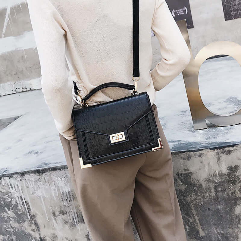 Retro style elegant vintage bag—timeless design meets classic charm. Add a touch of sophistication with Retro Vintage Finds!