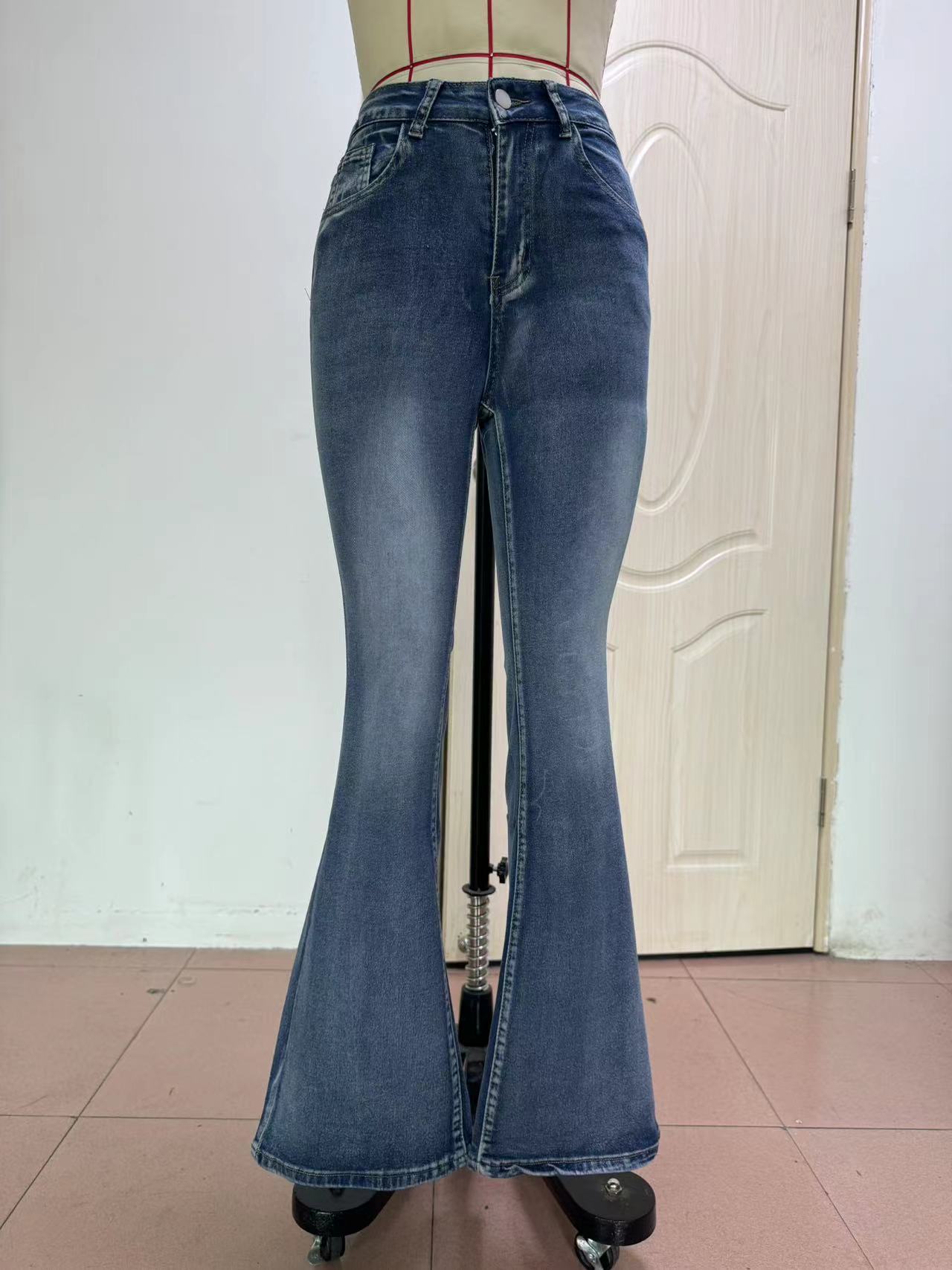 Classic Cuts, Rebel Roots – Vintage jeans for everyday edge